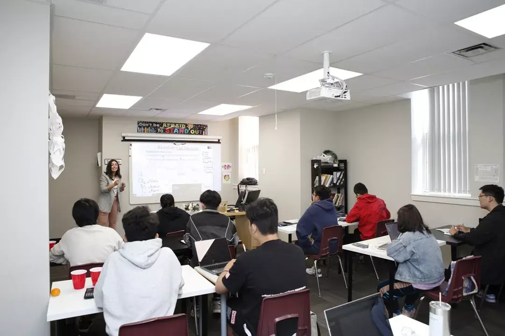 Môi trường học tập tại Kingsway Academy: lớp học sĩ số nhỏ với giáo viên bản xứ giàu kinh nghiệm, giúp học sinh tập trung phát triển kiến thức và kỹ năng cần thiết cho bậc đại học.