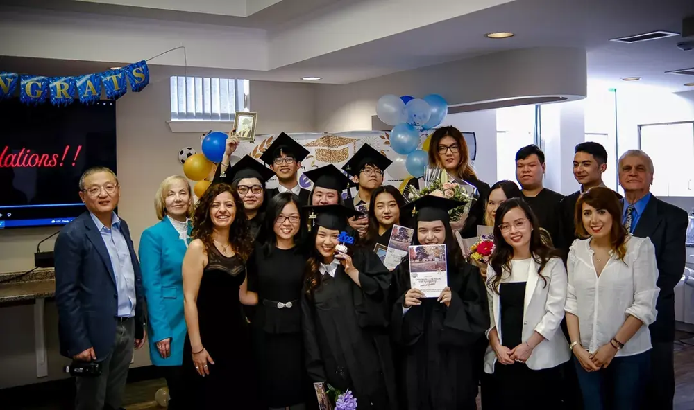 Lễ tốt nghiệp tại Kingsway Academy. Học sinh nhận bằng OSSD và sẵn sàng bước vào các đại học hàng đầu của Canada với hành trang kiến thức vững vàng và kỹ năng toàn diện.