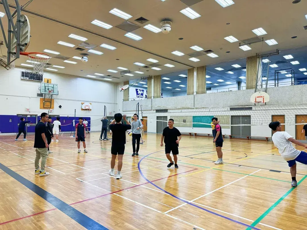 Học sinh Kingsway Academy tham gia hoạt động thể thao tại trung tâm thể chất của Đại học Western. Du học sinh được sử dụng mọi cơ sở vật chất hiện đại của đại học, giúp cân bằng học tập và rèn luyện sức khỏe.