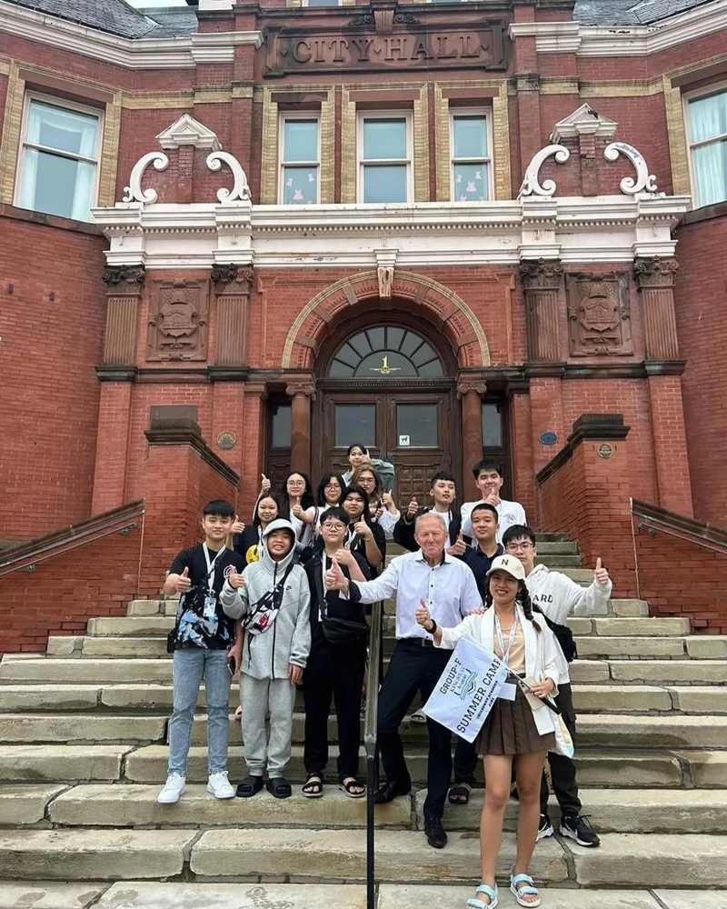 Học sinh Kingsway Academy tham gia hoạt động ngoại khóa tìm hiểu văn hóa địa phương (City Hall, London – Ontario). Những trải nghiệm đa dạng ngoài lớp học giúp các em hòa nhập nhanh chóng và phát triển kỹ năng sống tự lập.