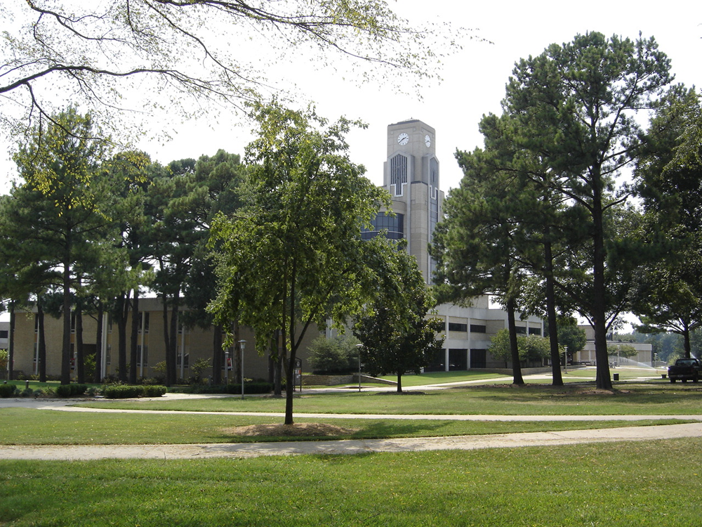 Khuôn viên trường Arkansas State University – campus chính tại Jonesboro, Arkansas, rộng hơn 1.376 mẫu Anh với tháp đồng hồ biểu tượng của thư viện trường.