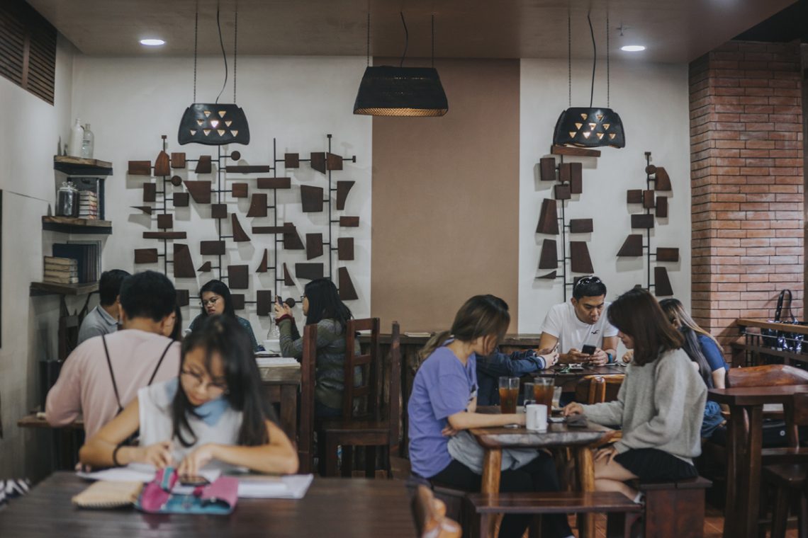Du học tại Baguio - Coffee library 